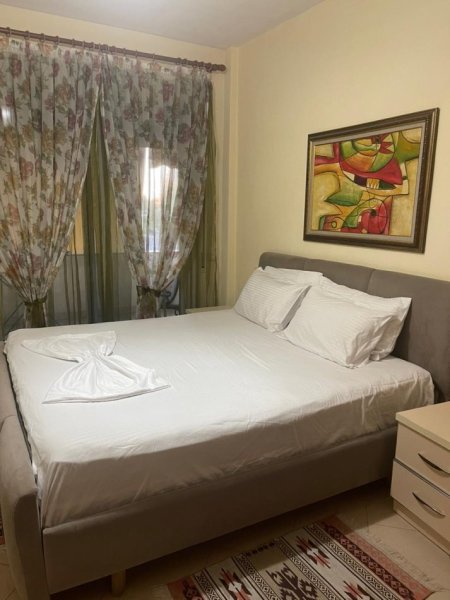 Tirane, jepet me qera apartament 2+1+Ballkon Kati 3, 120 m² 500 € (LIQENI I THATE)