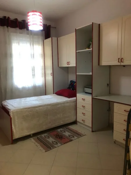 Tirane, jepet me qera apartament 2+1+Ballkon Kati 3, 120 m² 500 € (LIQENI I THATE)