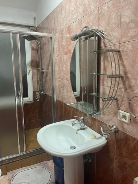 Tirane, jepet me qera apartament 2+1+Ballkon Kati 3, 120 m² 500 € (LIQENI I THATE)