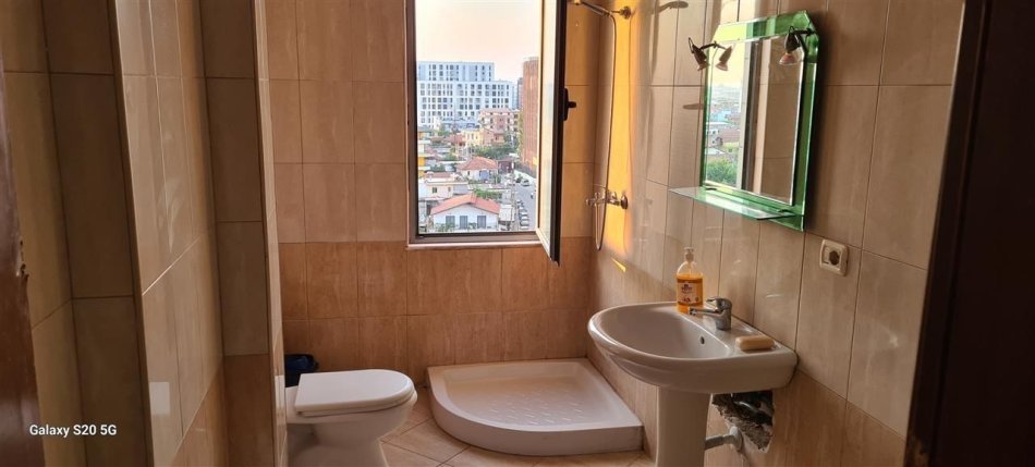 Tirane, jepet me qera apartament 1+1+Ballkon Kati 6, 75 m² 400 € (JORDAN MISJA)