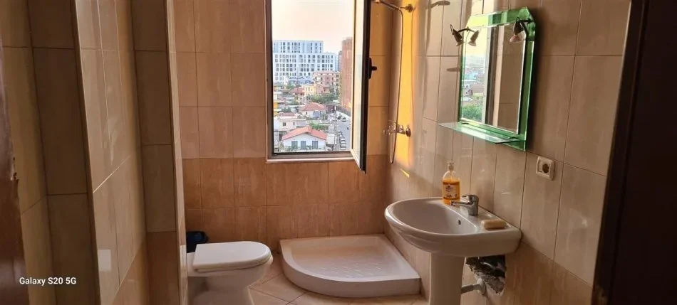 Tirane, jepet me qera apartament 1+1+Ballkon Kati 6, 75 m² 400 € (JORDAN MISJA)