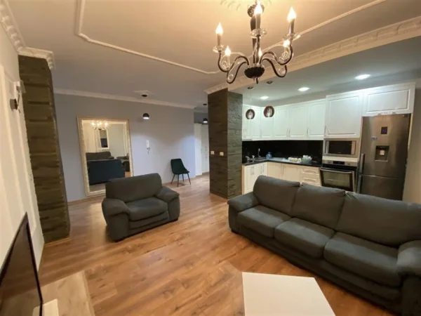 Tirane, jepet me qera apartament 2+1+Ballkon Kati 5, 115 m² 600 € (ASTIR)