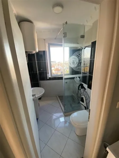 Tirane, jepet me qera apartament 2+1+Ballkon Kati 5, 115 m² 600 € (ASTIR)