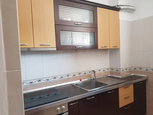 Tirane, jepet me qera apartament 2+1+Ballkon Kati 2, 115 m² 500 € (DON BOSKO)