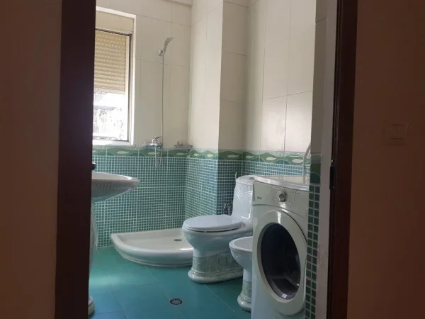 Tirane, jepet me qera apartament 2+1+Ballkon Kati 2, 115 m² 500 € (DON BOSKO)