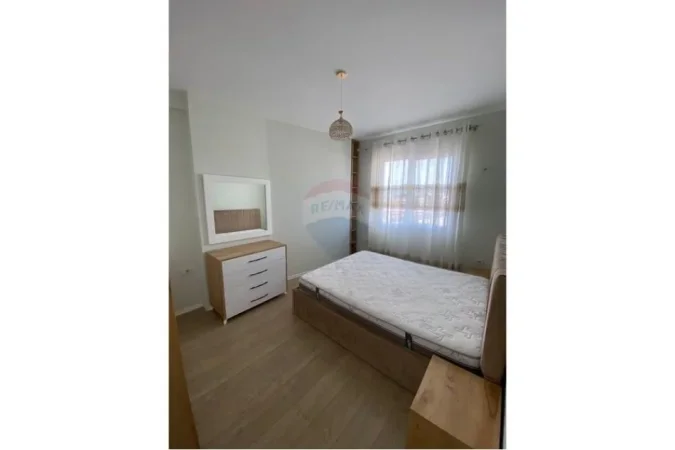 Tirane, jepet me qera apartament 2+1 Kati 2, 900 m² 500 € (QIRA APARTAMENT 2+1 NE SAUK!)