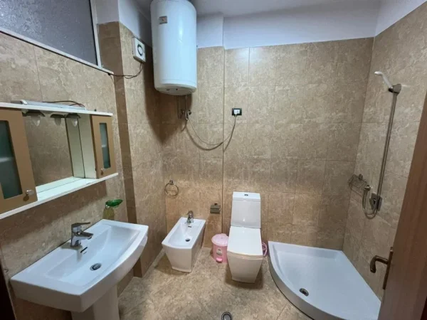 Tirane, jepet me qera apartament 2+1 Kati 3, 118 m² 550 € (Rruga 5 Maji)