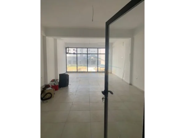 Tirane, jepet me qera ambjent biznesi Kati 2, 80 m² 600 € 