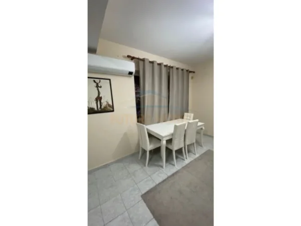 Tirane, jepet me qera apartament 2+1 Kati 1, 400 € (rruga Kongresi i Manastirit)