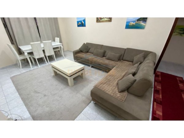Tirane, jepet me qera apartament 2+1 Kati 1, 400 € (rruga Kongresi i Manastirit)