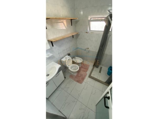 Tirane, jepet me qera apartament 2+1 Kati 1, 400 € (rruga Kongresi i Manastirit)