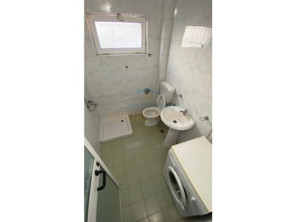 Tirane, jepet me qera apartament 2+1 Kati 1, 400 € (rruga Kongresi i Manastirit)