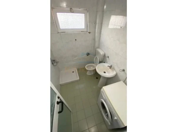 Tirane, jepet me qera apartament 2+1 Kati 1, 400 € (rruga Kongresi i Manastirit)