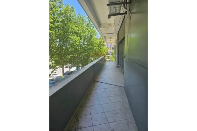 Tirane, jepet me qera dyqan Kati 1, 120 m² 800 € (JEPET AMBJENT BISNESI ME QIRA PERBALL DELIORGJIT)