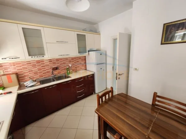 Tirane, jepet me qera apartament 2+1+Aneks+Ballkon Kati 3, 80 m² 550 € (RRUGA E ELBASANIT)