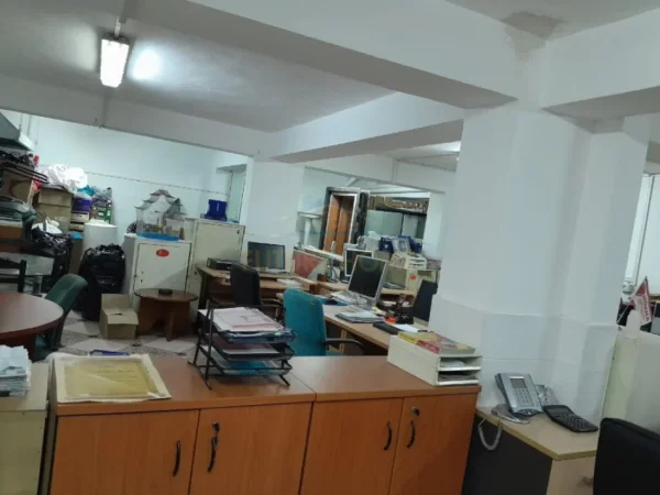 Tirane, jepet me qera ambjent biznesi Kati -1, 230 m² 2.000 € (GJON BUZUKU)