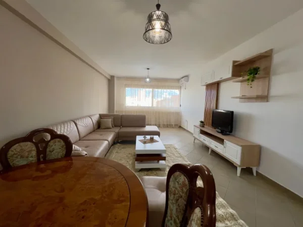Tirane, jepet me qera apartament 1+1 Kati 3, 550 m² 550 € (RRUGA E KAVAJES)