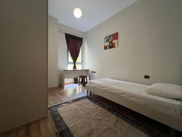 Tirane, jepet me qera apartament 2+1+Ballkon Kati 2, 850 € (Myslym Shyri)