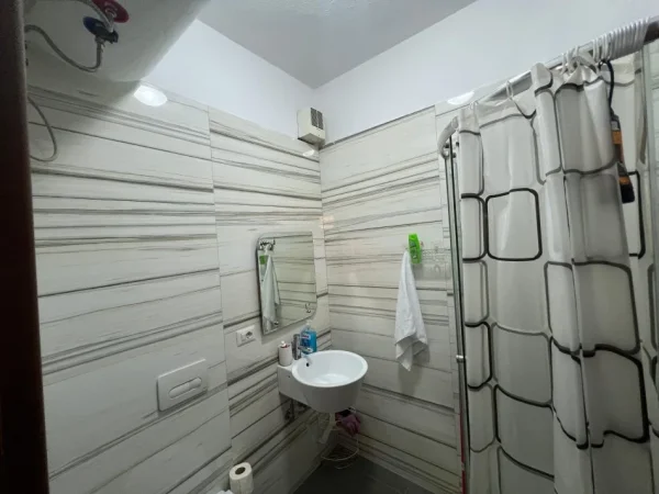Tirane, jepet me qera apartament 2+1+Ballkon Kati 2, 850 € (Myslym Shyri)