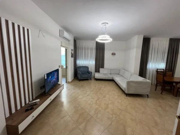 Tirane, jepet me qera apartament 2+1 Kati 3, 117 m² 550 € (Rruga 5 Maj)