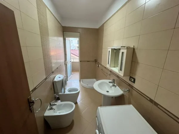 Tirane, jepet me qera apartament 2+1 Kati 3, 117 m² 550 € (Rruga 5 Maj)