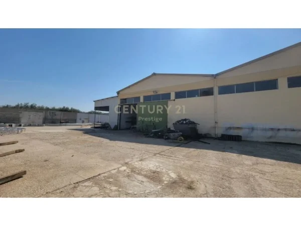 𝐕𝐥𝐨𝐫𝐞, 𝐬𝐡𝐢𝐭𝐞𝐭 𝐚𝐦𝐛𝐣𝐞𝐧𝐭 𝐛𝐢𝐳𝐧𝐞𝐬𝐢 𝐊𝐚𝐭𝐢 𝟏, 𝟔.𝟗𝟕𝟓 𝐦² 𝟔𝟗𝟎.𝟎𝟎𝟎 € (𝐏𝐚𝐧𝐚𝐣𝐚)