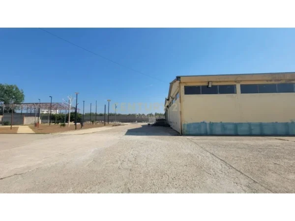 𝐕𝐥𝐨𝐫𝐞, 𝐬𝐡𝐢𝐭𝐞𝐭 𝐚𝐦𝐛𝐣𝐞𝐧𝐭 𝐛𝐢𝐳𝐧𝐞𝐬𝐢 𝐊𝐚𝐭𝐢 𝟏, 𝟔.𝟗𝟕𝟓 𝐦² 𝟔𝟗𝟎.𝟎𝟎𝟎 € (𝐏𝐚𝐧𝐚𝐣𝐚)