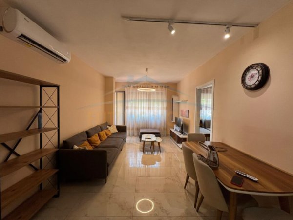 Tirane, jepet me qera apartament 2+1+Ballkon Kati 3, 100 m² 600 € (Rruga e Dibres)