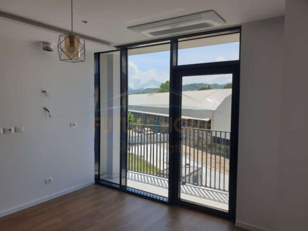Tirane, jepet me qera ambjent biznesi Kati 2, 133 m² 1.300 € (Liqeni Artificial)