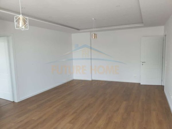 Tirane, jepet me qera ambjent biznesi Kati 2, 133 m² 1.300 € (Liqeni Artificial)