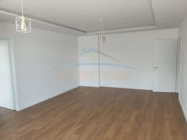 Tirane, jepet me qera ambjent biznesi Kati 2, 133 m² 1.300 € (Liqeni Artificial)