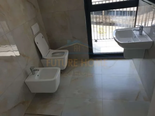 Tirane, jepet me qera ambjent biznesi Kati 2, 133 m² 1.300 € (Liqeni Artificial)