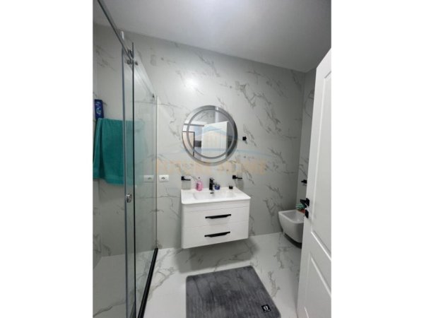 Tirane, jepet me qera apartament 2+1+Ballkon Kati 3, 100 m² 600 € (Unaza e Re)