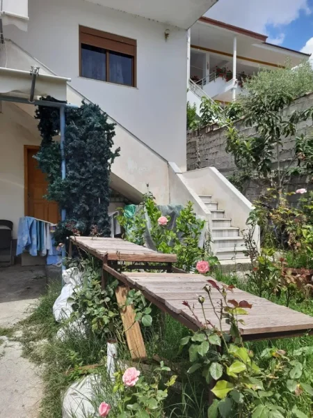 Tirane, shitet Vile , 256 m² 300.000 € (Qyteti Studenti)