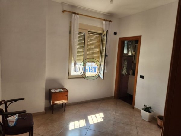 Durres, jepet me qera apartament 2+1+Ballkon Kati 12, 126 m² 300 € (Gjykata)