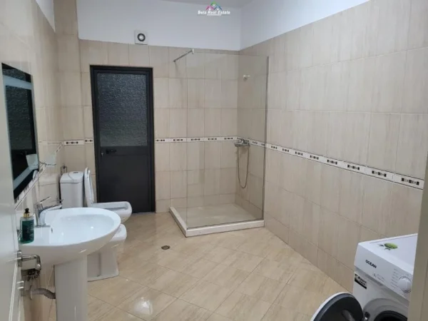 Tirane, jepet me qera Vile 3+1 Kati 2, 228 m² 600 € (sauk)