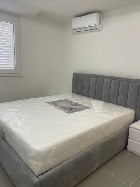 Tirane, jepet me qera apartament 1+1+Ballkon Kati 5, 68 m² 500 € (fresku)