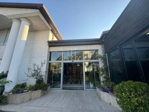 Tirane, jepet me qera ambjent biznesi , 8.000 € (PASKUQAN, Tirana, Albania)