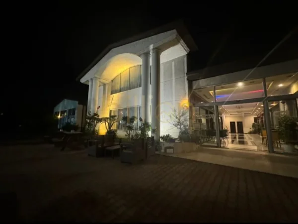 Tirane, jepet me qera ambjent biznesi , 8.000 € (PASKUQAN, Tirana, Albania)