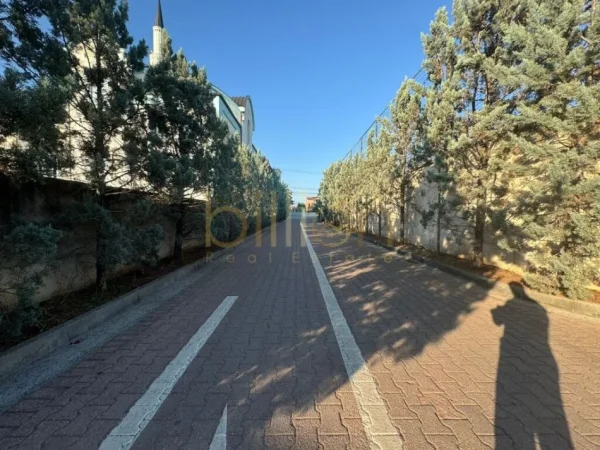 Tirane, jepet me qera ambjent biznesi , 8.000 € (PASKUQAN, Tirana, Albania)