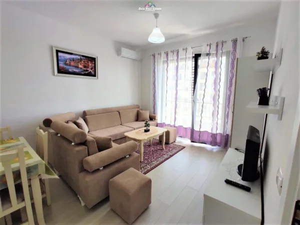 Tirane, jepet me qera apartament 3+1 Kati 5, 90 m² 550 € (KINOSTUDIO)