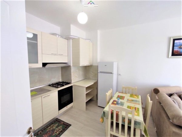 Tirane, jepet me qera apartament 3+1 Kati 5, 90 m² 500 € (KINOSTUDIO)