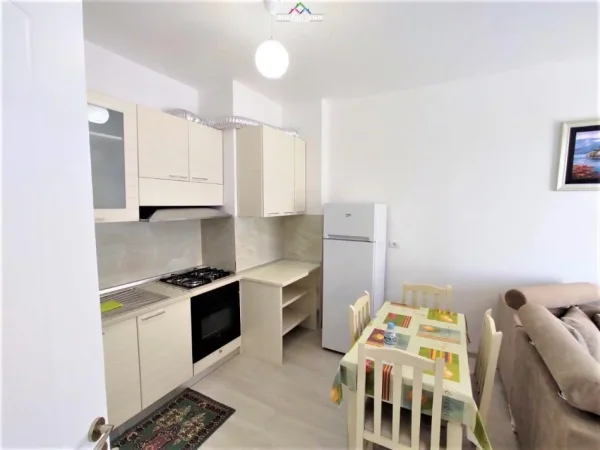 Tirane, jepet me qera apartament 3+1 Kati 5, 90 m² 550 € (KINOSTUDIO)