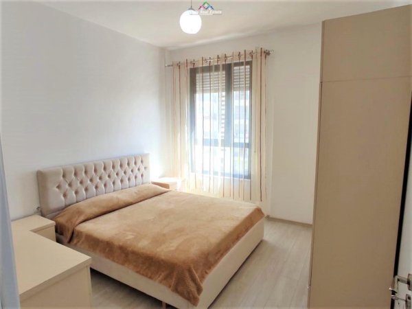Tirane, jepet me qera apartament 3+1 Kati 5, 90 m² 500 € (KINOSTUDIO)
