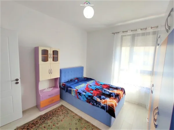 Tirane, jepet me qera apartament 3+1 Kati 5, 90 m² 550 € (KINOSTUDIO)