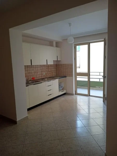 Tirane, jepet me qera zyre Kati 3, 80 m² 450 € (MYSLYM SHYRI)