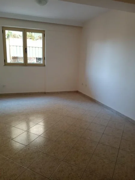 Tirane, jepet me qera zyre Kati 3, 80 m² 450 € (MYSLYM SHYRI)