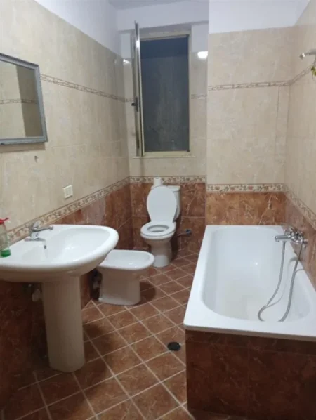 Tirane, jepet me qera zyre Kati 3, 80 m² 450 € (MYSLYM SHYRI)