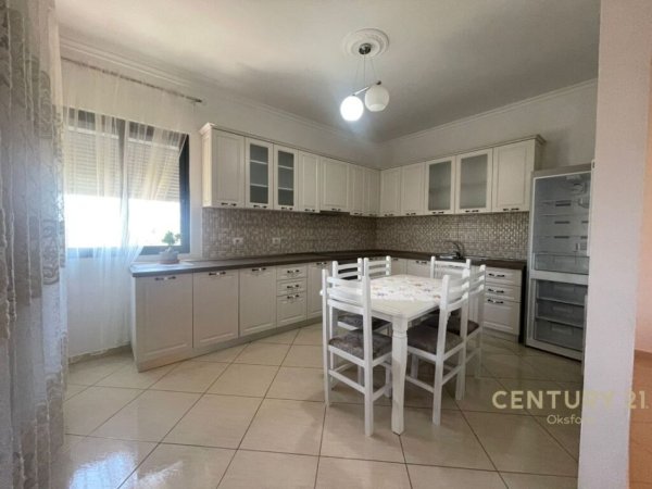 Tirane, jepet me qera 3+1+Aneks+Ballkon Kati 2, 228 m² 500 € (Sauk)