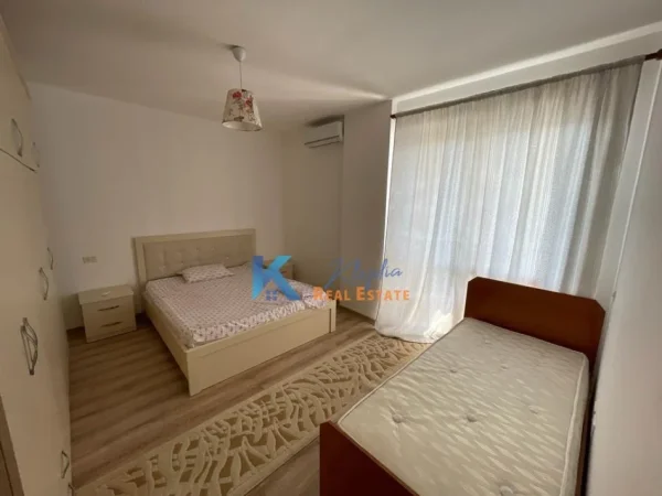 Tirane, jepet me qera apartament 2+1 Kati 7, 120 m² 700 € (Zog te Zi, afer Ring Center)